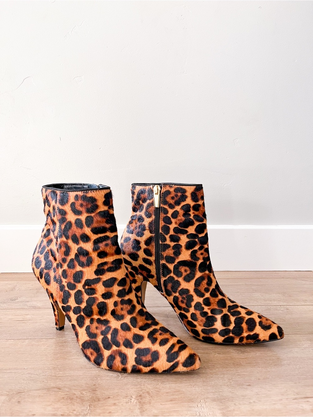 Vince Camuto Nandi2 Leopard Print Calf Hair Heeled Ankle Bootie Size 9 - Picture 2 of 13